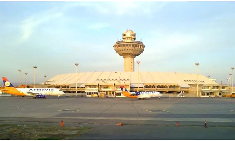 Міжнародний аеропорт Звартноц