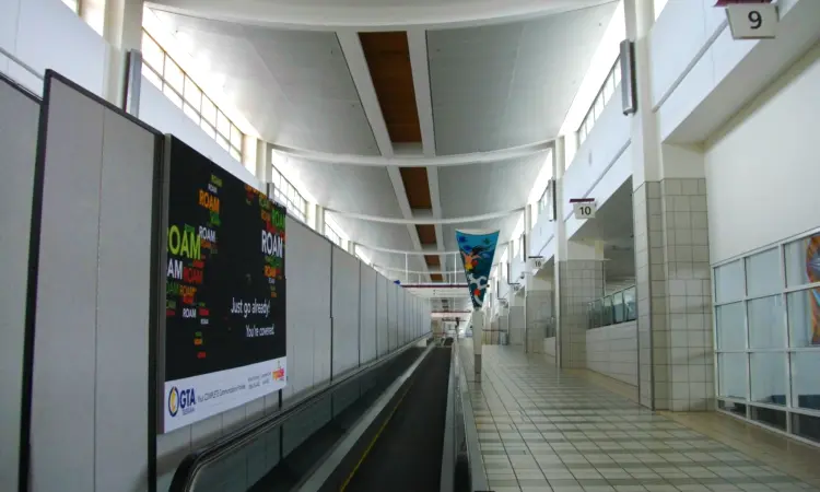 مطار أنطونيو بي وون بات الدولي